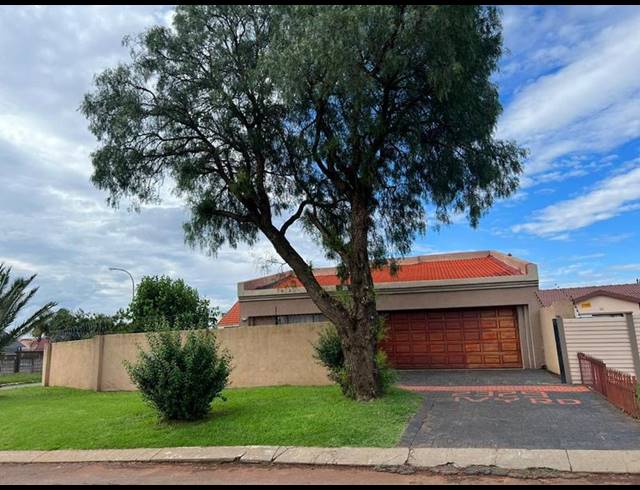 3 BEDROOM PROPERTY TO RENT IN LENASIA SOUTH EXT 1